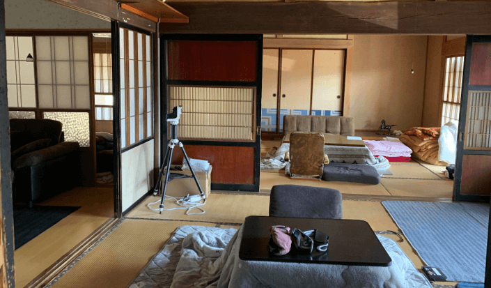 飯田さん夫妻が住んでいる古民家の居間。コタツが置いてある